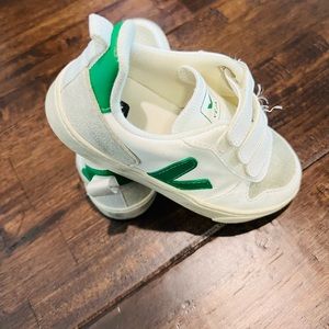 V-10 CWL WHITE GREEN. Size 12